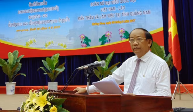 Ông Đinh Văn Thu báo cáo sơ bộ tình hình phát triển kinh tế-xã hội và mối quan hệ giữa Quảng Nam với một số địa phương của Lào tại buổi làm việc.