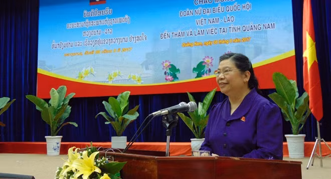 Đồng chí Tòng Thị Phóng phát biểu tại buổi làm việc.
