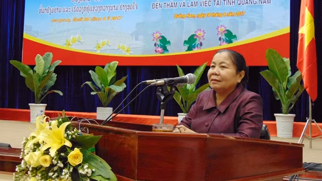 Đồng chí Sỉ - Sảy Lư - Đẹt-Mun-Sỏn phát biểu tại buổi làm việc.