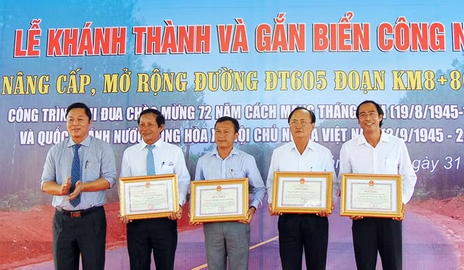 Trao Bằng khen của Chủ tịch UBND tỉnh Quảng Nam cho các tập thể, cá nhân.