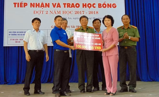Đoàn công tác trao 100 triệu đồng cho Hội Khuyến học TP Hội An.