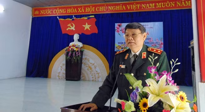 Trung tướng Lê Ngọc Nam phát biểu tại buổi trao quà cho người nghèo, khuyết tật phường Điện Ngọc.