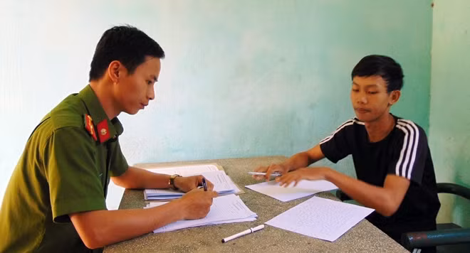 Điều tra viên làm việc với đối tượng Lê Văn Bình.