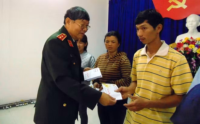Trung tướng Lê Ngọc Nam trao quà cho người nghèo, khuyết tật phường Điện Ngọc.