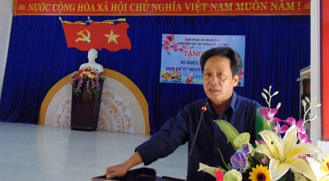 Ông Trần Duy Nghĩa thay mặt địa phương và 225 hộ dân được nhận quà lần này bày tỏ lòng cảm ơn chân thành đến Báo CAND, Trung tướng Lê Ngọc Nam và Tập đoàn Đất Quảng.