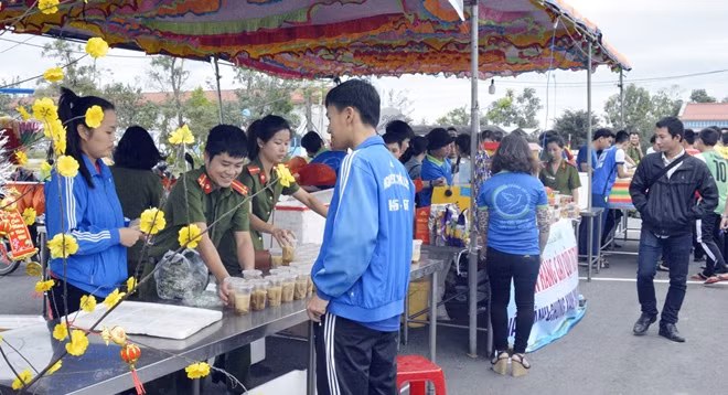 Đông đảo cán bộ, học viên Trường T52 nhiệt tình tham gia Hội chợ xuân nhằm gây quỹ giúp đỡ người nghèo.