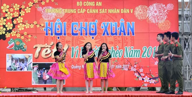Nhiều tiết mục văn nghệ "cây nhà lá vườn" đặc sắc của Trường T52 tại Hội chợ xuân lần này.