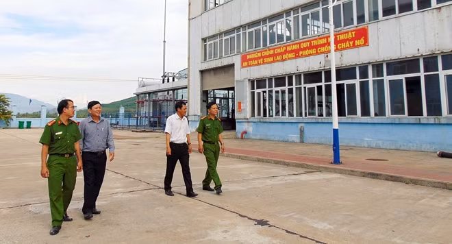 Lực lượng Công an huyện Nông Sơn cùng lãnh đạo NMNĐ Nông Sơn phối hợp tuần tra, kiểm tra ANTT trong khu vực nhà máy.