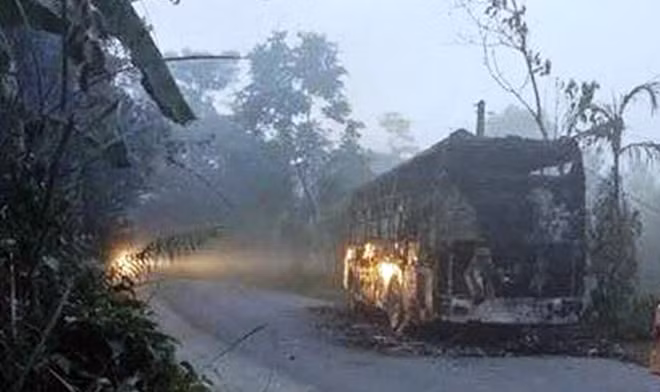 Hiện trường vụ cháy xe khách. Ảnh: CTV
