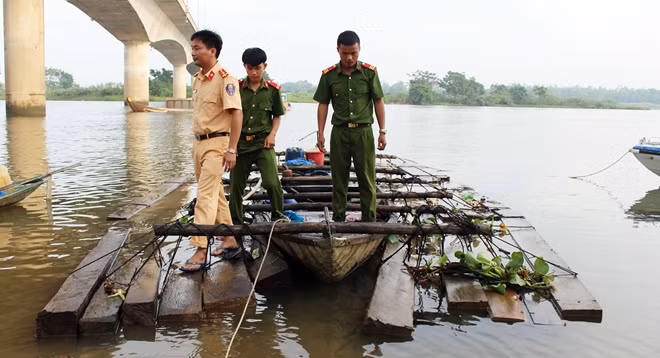 Ghe vận chuyển gỗ lậu bị phát hiện, bắt giữ.