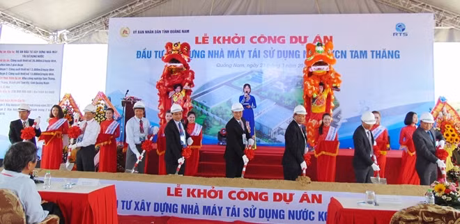 Các đại biểu tham gia nghi thức khởi công dự án Nhà máy tái sử dụng nước KCN Tam Thăng.