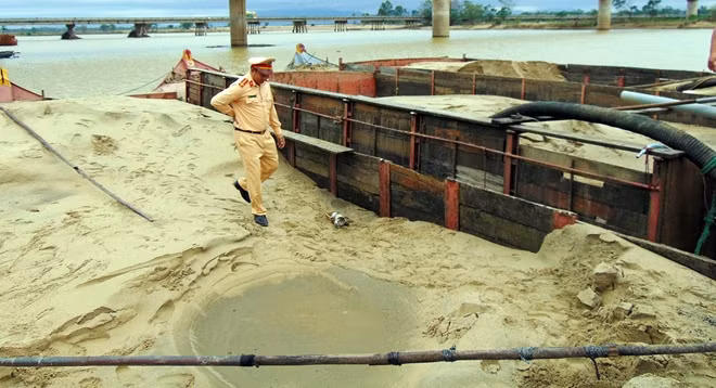 Các phương tiện hút cát trái phép bị tạm giữ để xử lý nghiêm theo quy định.