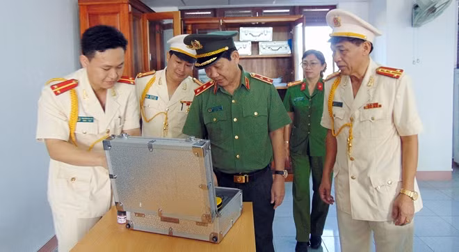 Dịp này, Thứ trưởng Nguyễn Văn Sơn cũng đã đi kiểm tra các trang thiết bị phục vụ dạy và học tại Trường Trung cấp CSND V.