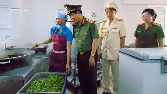 Thứ trưởng Nguyễn Văn Sơn tham quan bếp ăn tại nhà trường.