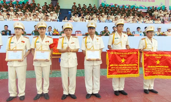 Nhiều tập thể, cá nhân được nhận Cờ Thi đua, Bằng khen tại lễ khai giảng.