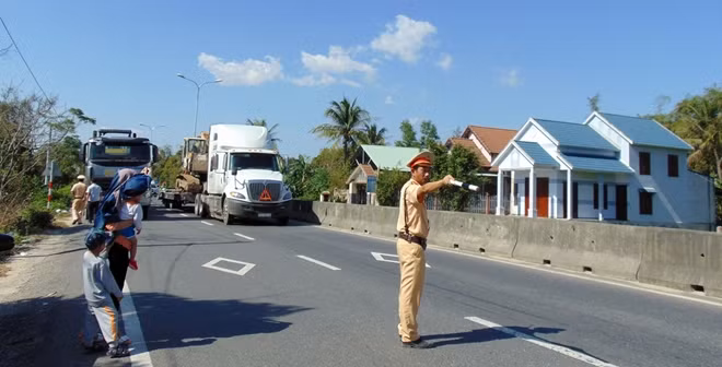 Lực lượng CSGT Quảng Nam thực hiện nhiệm vụ tuần tra kiểm soát, đảm bảo an toàn trên tuyến QL1A.