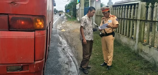 CSGT Quảng Nam kiểm tra hành chính một xe khách đường dài.