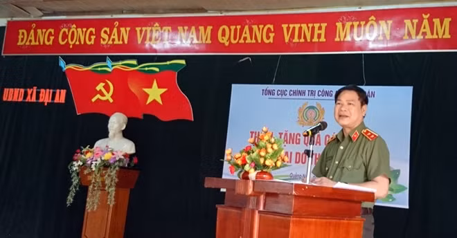 Trung tướng Nguyễn Xuân Mười ân cần chia sẻ những khó khăn mà người dân vùng lũ gặp phải sau các đợt mưa lũ muộn vào cuối năm 2016.