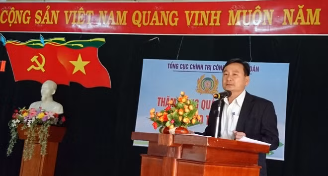 Ông Nguyễn Công Thanh, Phó Bí thư Thường trực Huyện ủy Đại Lộc, bày tỏ lòng cảm ơn chân thành đến lực lượng CAND khi vào trao tận tay những suất quà nghĩa tình cho người dân vùng lũ địa phương.