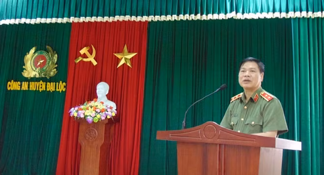 Trung tướng Nguyễn Xuân Mười phát biểu tại buổi làm việc với cán bộ chiến sĩ Công an Đại Lộc.