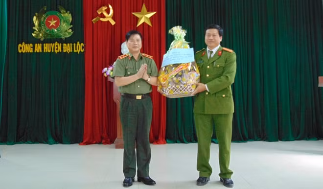 Trung tướng Nguyễn Xuân Mười tặng quà Tết cho lãnh đạo Công an Đại Lộc.