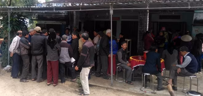 Đông đảo bà con và hàng xóm đến giúp lo hậu sự cho 2 mẹ con bà Viên.