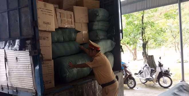 Tiến hành kiểm đếm số hàng hóa không rõ nguồn gốc, không có giấy tờ.