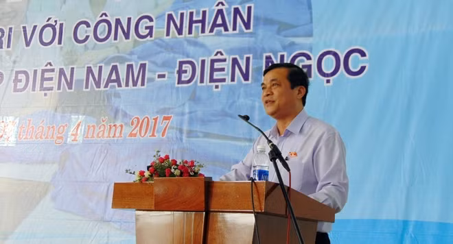 Đồng chí Phan Việt Cường ghi nhận những kiến nghị của cử tri công nhân để đề xuất cơ quan chức năng xem xét giải quyết