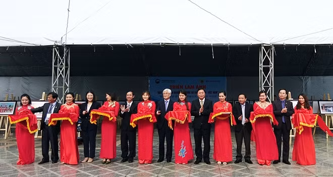 Các đại biểu cắt băng khai mạc triển lãm.