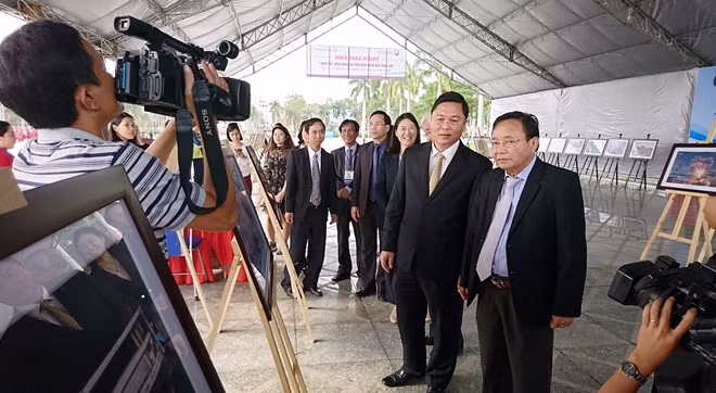 Đông đảo đại biểu và du khách tham quan tại triển lãm.