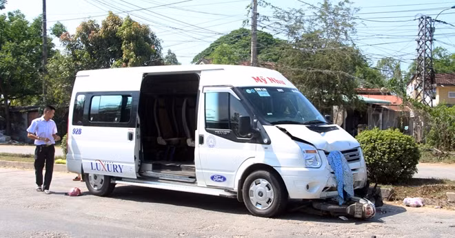 Hiện trường xe máy nằm dưới gầm xe Ford trên địa bàn TP Tam Kỳ.