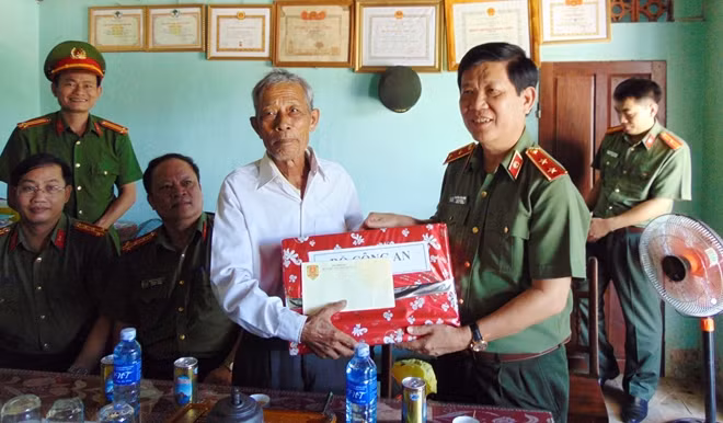 Thứ trưởng Nguyễn Văn Sơn tặng quà cho gia đình ông Quyển.