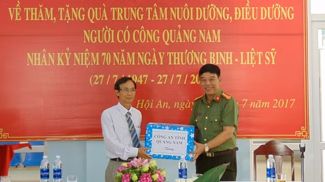 Thay mặt Đảng ủy, Ban giám đốc Công an tỉnh Quảng Nam, Đại tá Nguyễn Viết Lợi, Giám đốc Công an tỉnh, trao tặng 10 triệu đồng cho Trung tâm nuôi dưỡng, điều dưỡng NCC tỉnh Quảng Nam.