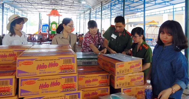 Kiểm đếm quà tặng.