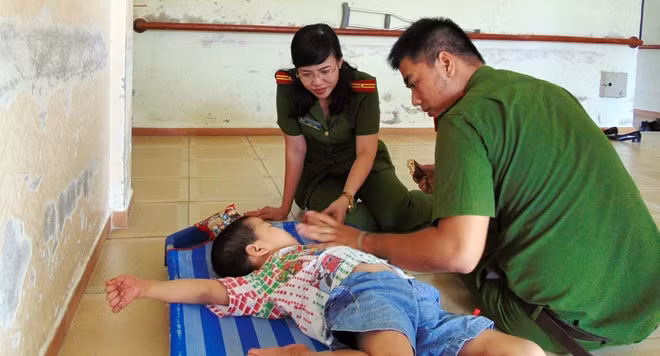 Cán bộ, học viên Trường T52 chăm sóc 1 em nhỏ khuyết tật thiểu năng trí tuệ tại Làng hòa bình.