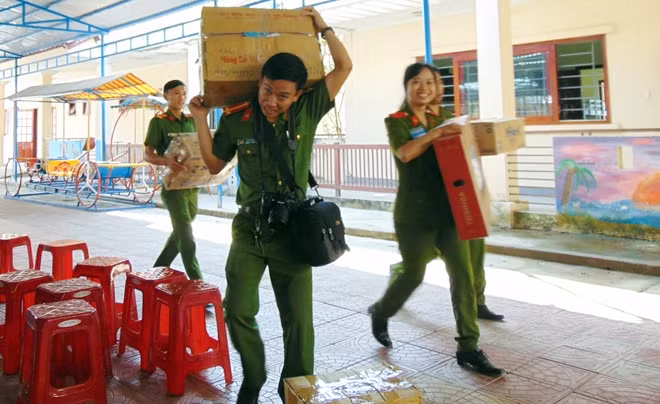 Khẩn trương vác quà vào Làng hòa bình để chuẩn bị trao tặng.