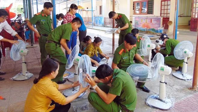 Thầy cô, học viên Trường T52 thành những "thợ điện", lắp ráp quạt máy để tặng Làng hòa bình.