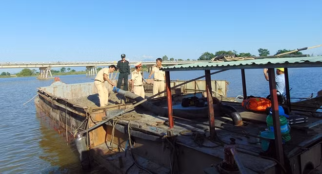 2 tàu hút cát trái phép bị Cảnh sát đường thủy phát hiện rạng sáng 19-9.