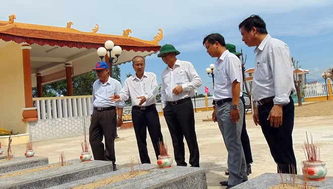 Ông Lê Văn Thanh nghe lãnh đạo xã Đại Quang báo cáo sơ bộ một số nét về công tác tu sửa NTLS xã Đại Quang.