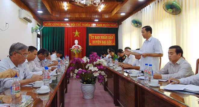 Ông Trần Văn Mai báo cáo với đoàn công tác về những vấn đề liên quan đến công tác tu sửa, nâng cấp NTLS xã Đại Quang.