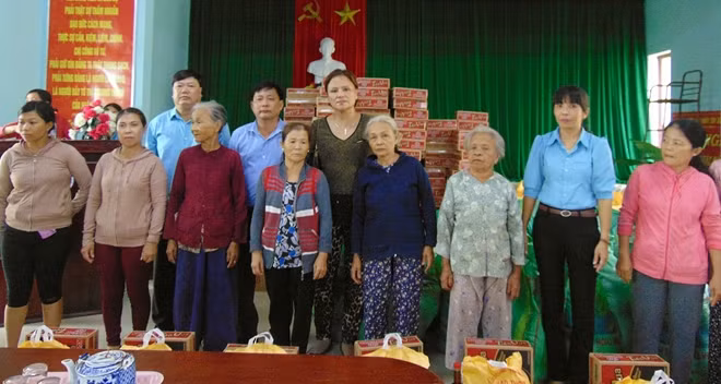 Hàng trăm suất quà đã đến tận tay người dân vùng lũ Quảng Nam.