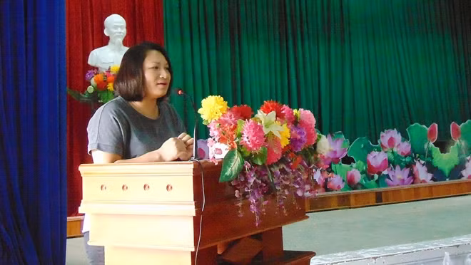 Bà Đinh Thị Thu Hà, Giám đốc Công ty CP Thương mại Vạn Xuân, chia sẻ những khó khăn mà bà con vùng lũ Quảng Nam đang đối mặt.