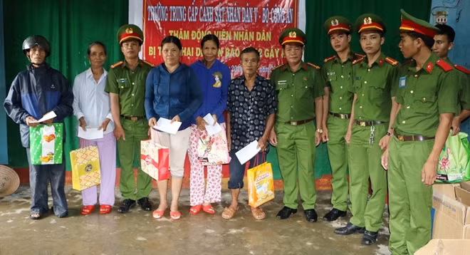Đoàn công tác của Trường Trung cấp CSND V tặng quà cho bà con vùng lũ huyện Đại Lộc chiều 20-11.