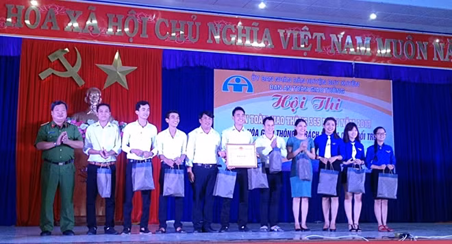 Lãnh đạo Công an huyện Duy Xuyên trao thưởng cho các đội đoạt giải.