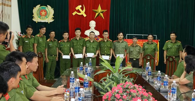 Đoàn công tác tặng quà cho CBCS Công an huyện Đại Lộc.