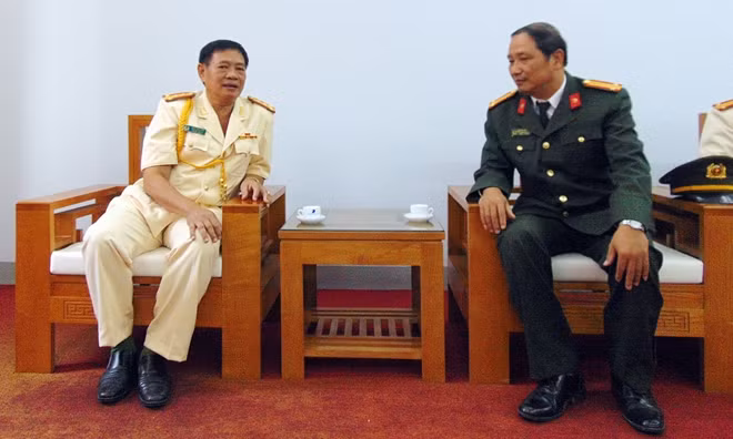 Trung tá Nguyễn Văn Long và Đại tá Đặng Văn Hiến trò chuyện tại buổi gặp mặt.