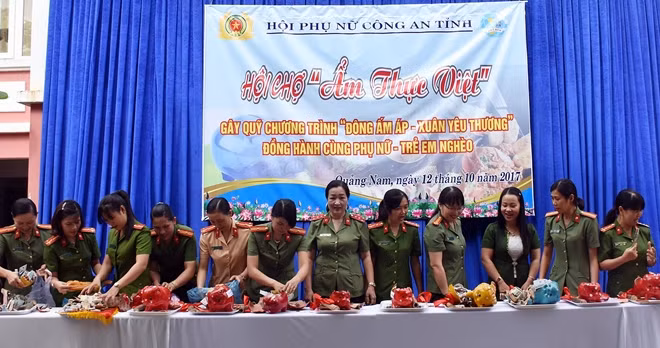 Lãnh đạo các Hội Phụ nữ cơ sở thuộc Hội Phụ nữ Công an tỉnh Quảng Nam đập heo đất, gây quỹ hoạt động từ thiện.