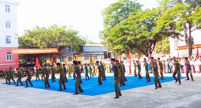 Tiết mục trình diễn võ thuật CAND tại lễ khai mạc.