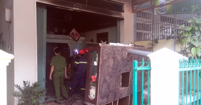 Lực lượng chữa cháy chuyên nghiệp nhanh chóng có mặt tại hiện trường để khống chế đám cháy.