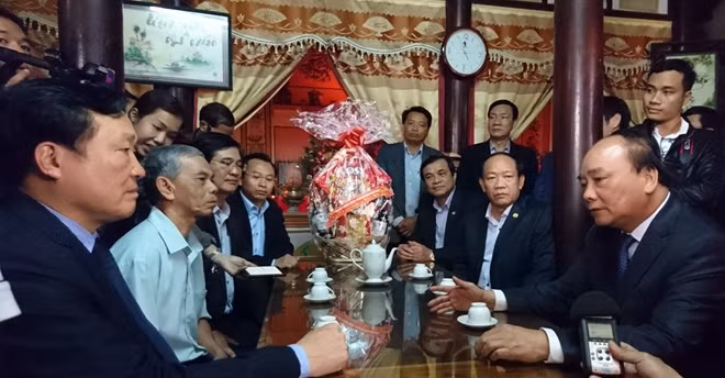 Thủ tướng Nguyễn Xuân Phúc cùng Đoàn công tác của Chính phủ tại Nhà lưu niệm Mẹ Nguyễn Thị Thứ.